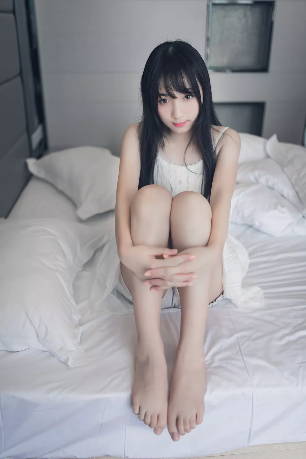 Xgyw.Org_[喵糖映画]Vol.006_秀发小美女居家白色吊带裙秀白嫩肌肤性感美腿写真37P