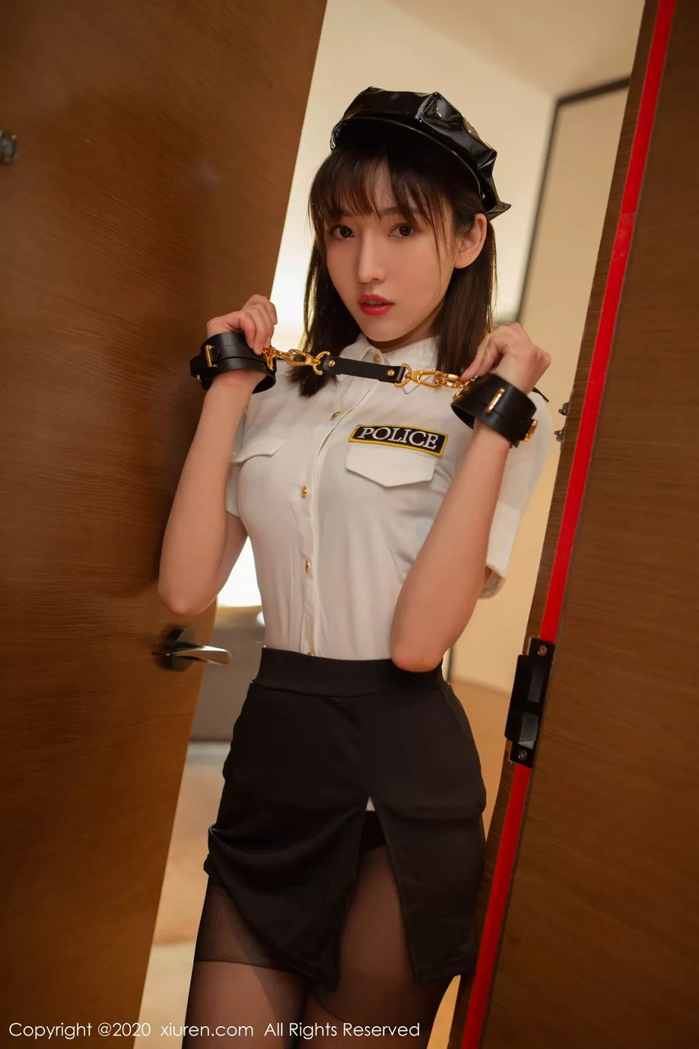 Xgyw.Org_XiuRen第2109期_嫩模陆萱萱警花制服主题私房撩裙露开档黑丝极致魅惑写真74P