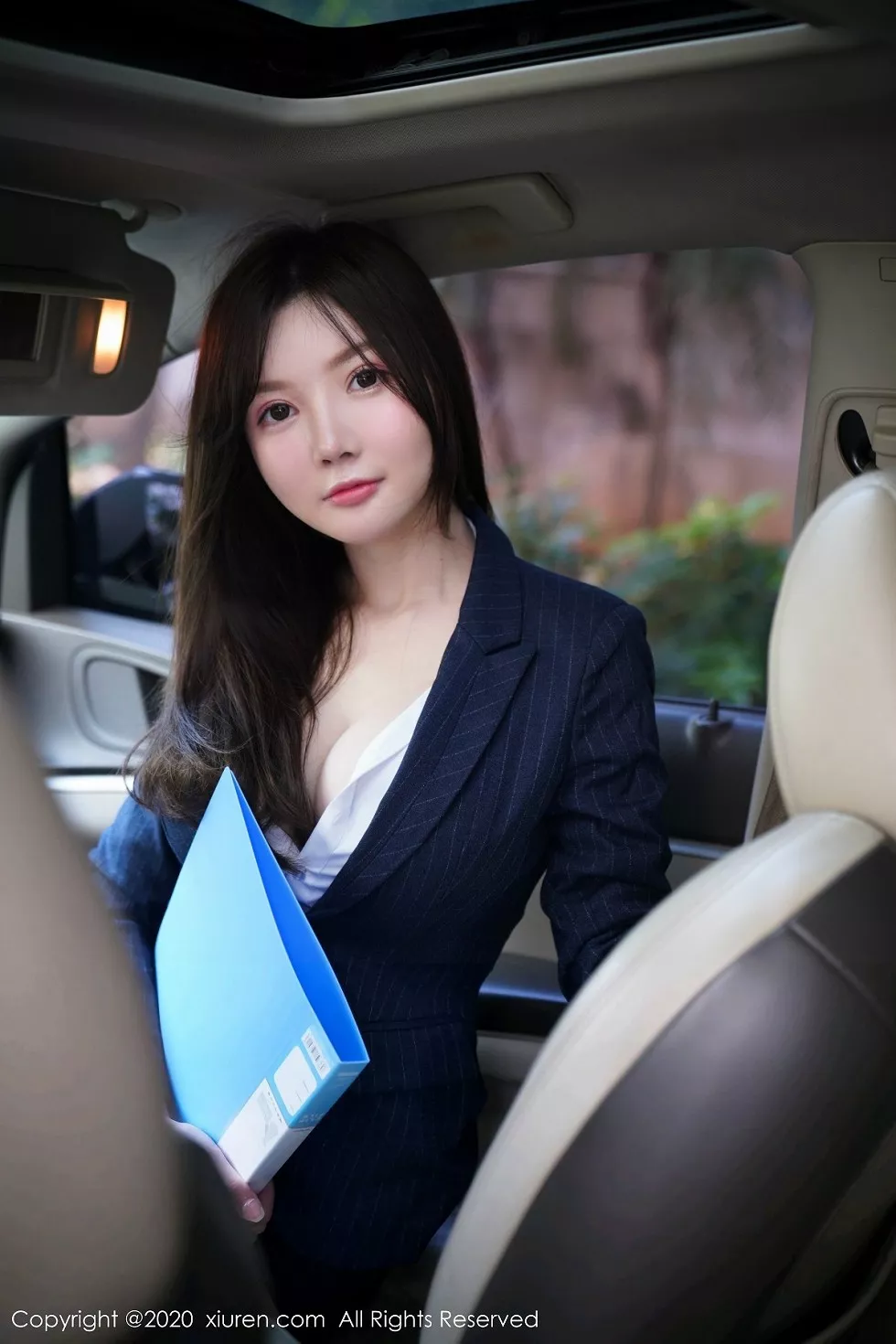 Xgyw.Org_XiuRen第2209期_嫩模糯美子Mini三亚旅拍性感秘书车拍主题傲人豪乳诱惑写真108P