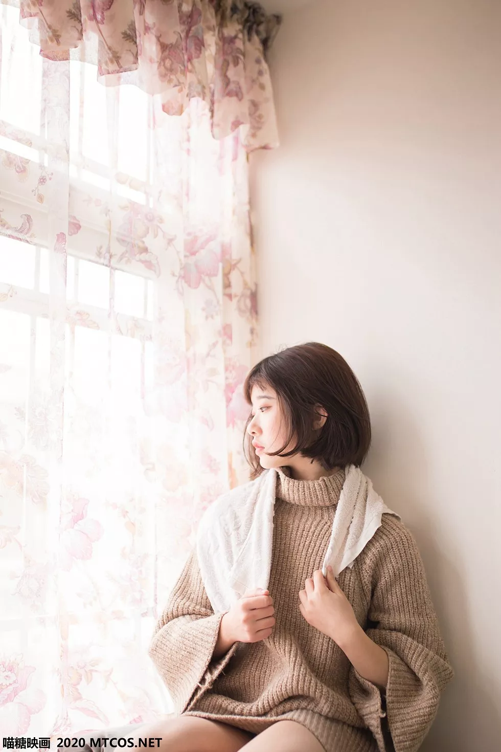 Xgyw.Org_[喵糖映画]Vol.101_冬日毛衣妹子居家私房短袜秀白嫩美腿火焰红唇妩媚诱惑写真40P