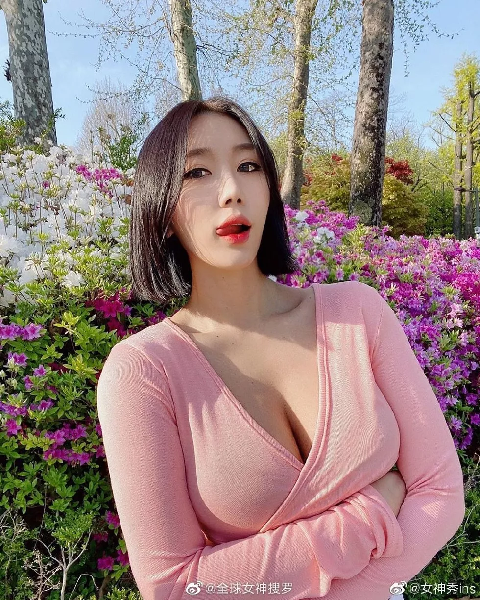 Xgyw.Org_靓丽俏皮的短发美女性感服饰秀傲人豪乳日常生活写真9P
