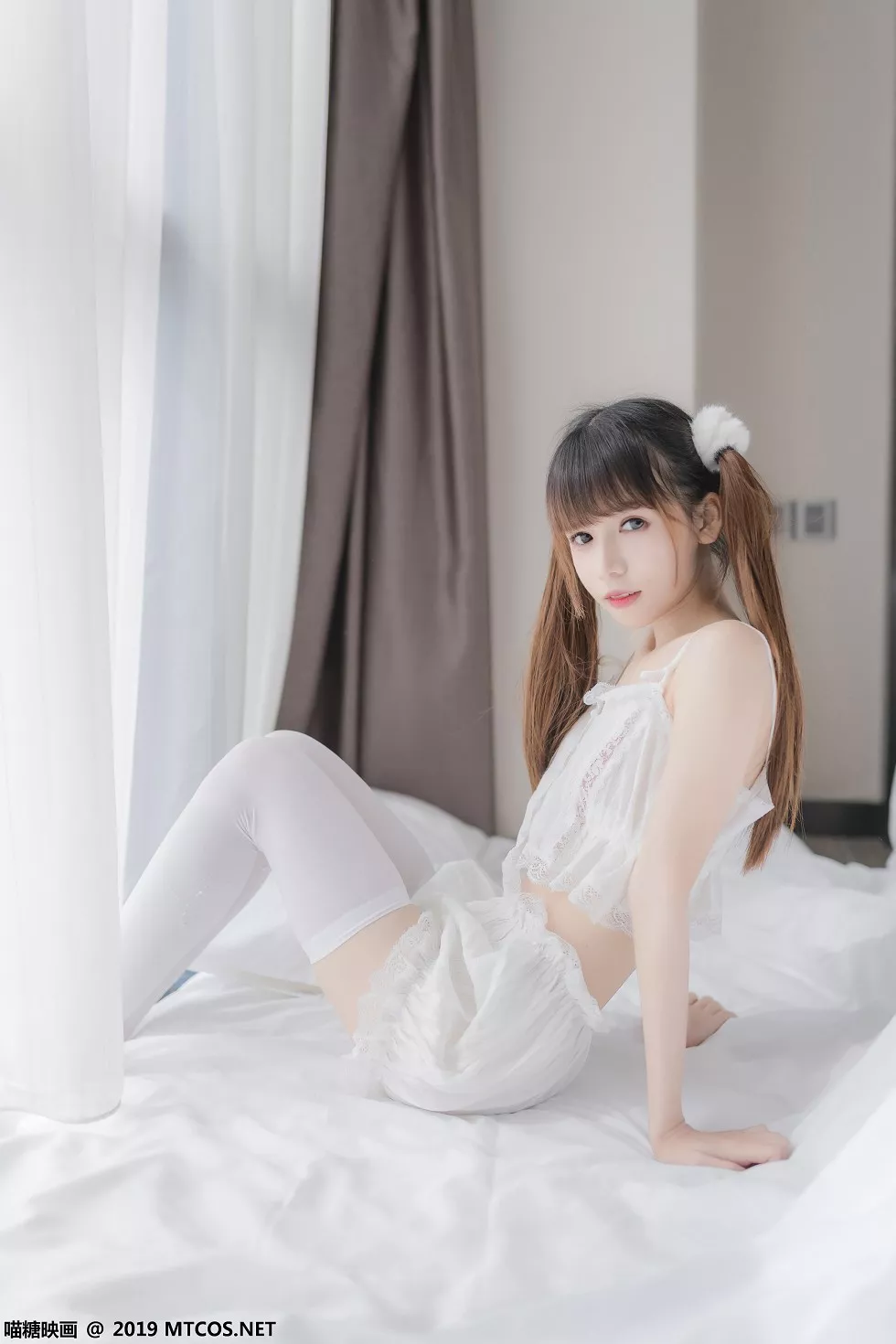 Xgyw.Org_[喵糖映画]Vol.065_双马尾辫美少女私房白色吊带薄纱内衣配白丝袜性感迷人写真40P