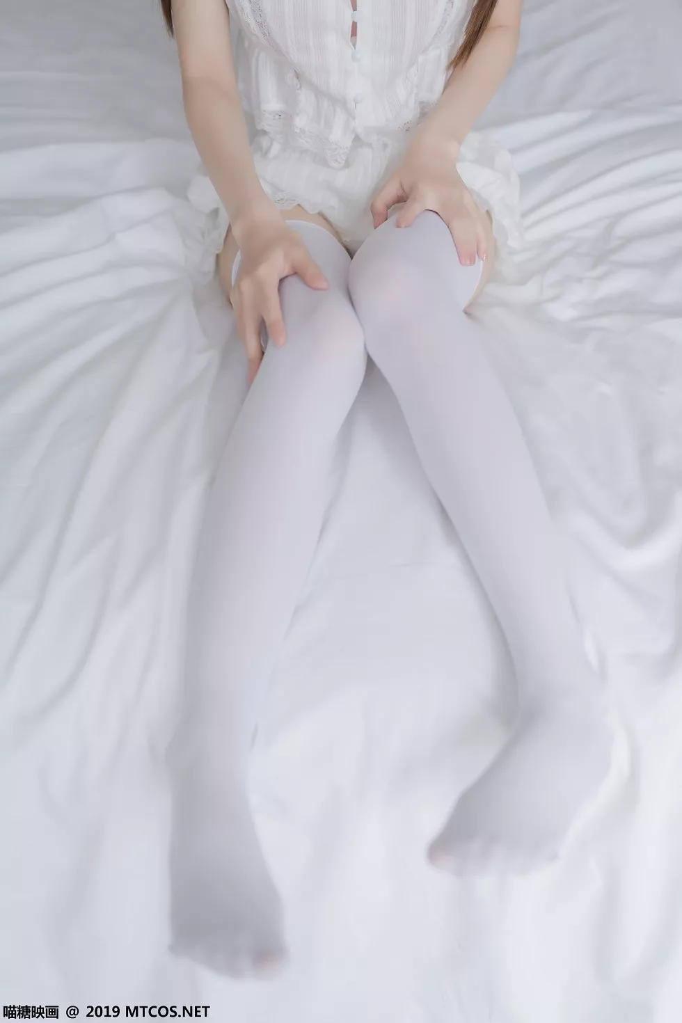 Xgyw.Org_[喵糖映画]Vol.065_双马尾辫美少女私房白色吊带薄纱内衣配白丝袜性感迷人写真40P