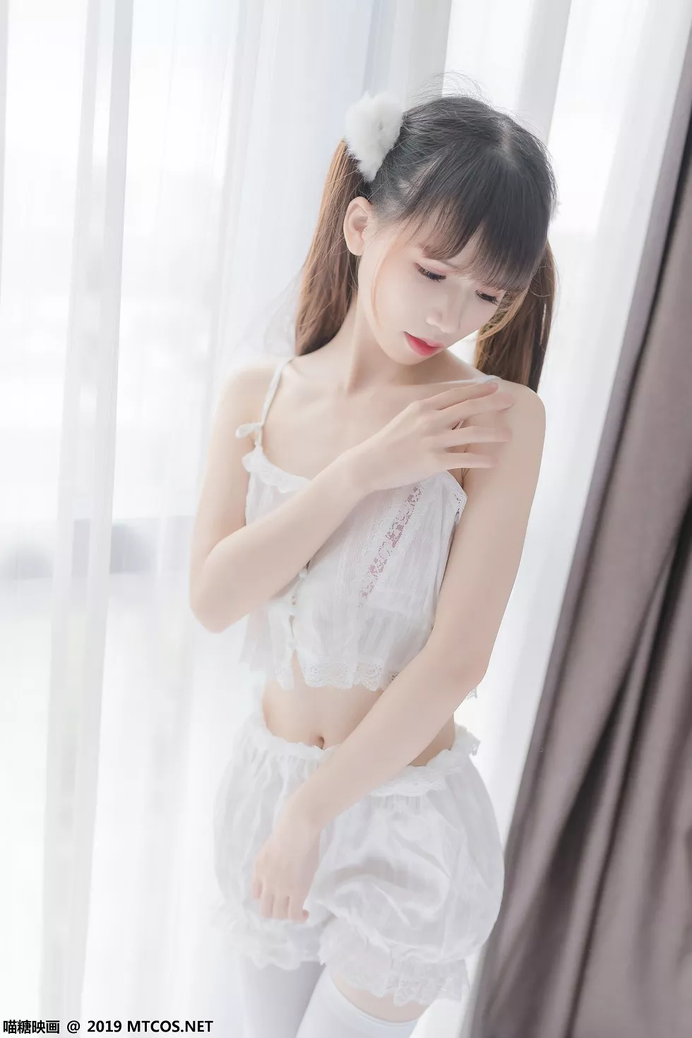 Xgyw.Org_[喵糖映画]Vol.065_双马尾辫美少女私房白色吊带薄纱内衣配白丝袜性感迷人写真40P