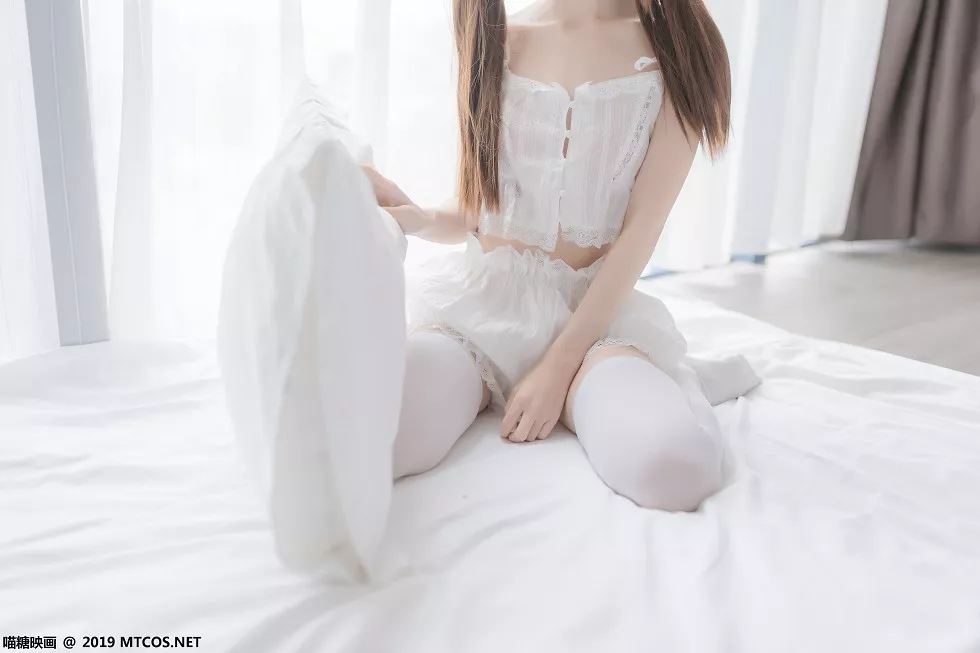 Xgyw.Org_[喵糖映画]Vol.065_双马尾辫美少女私房白色吊带薄纱内衣配白丝袜性感迷人写真40P