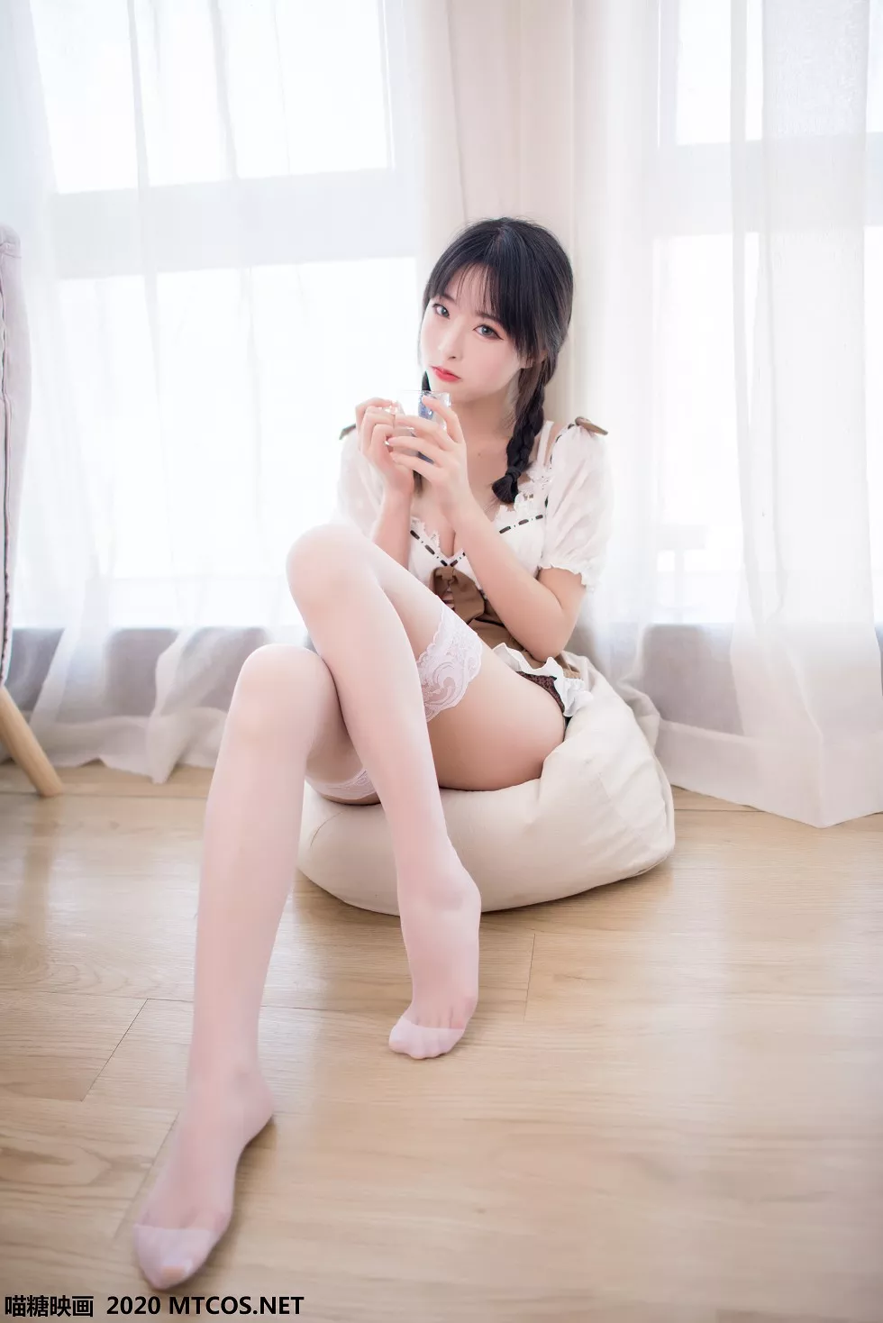 Xgyw.Org_[喵糖映画]Vol.130_楚楚动人女友性感内衣配白色蕾丝袜秀完美身材诱惑写真53P