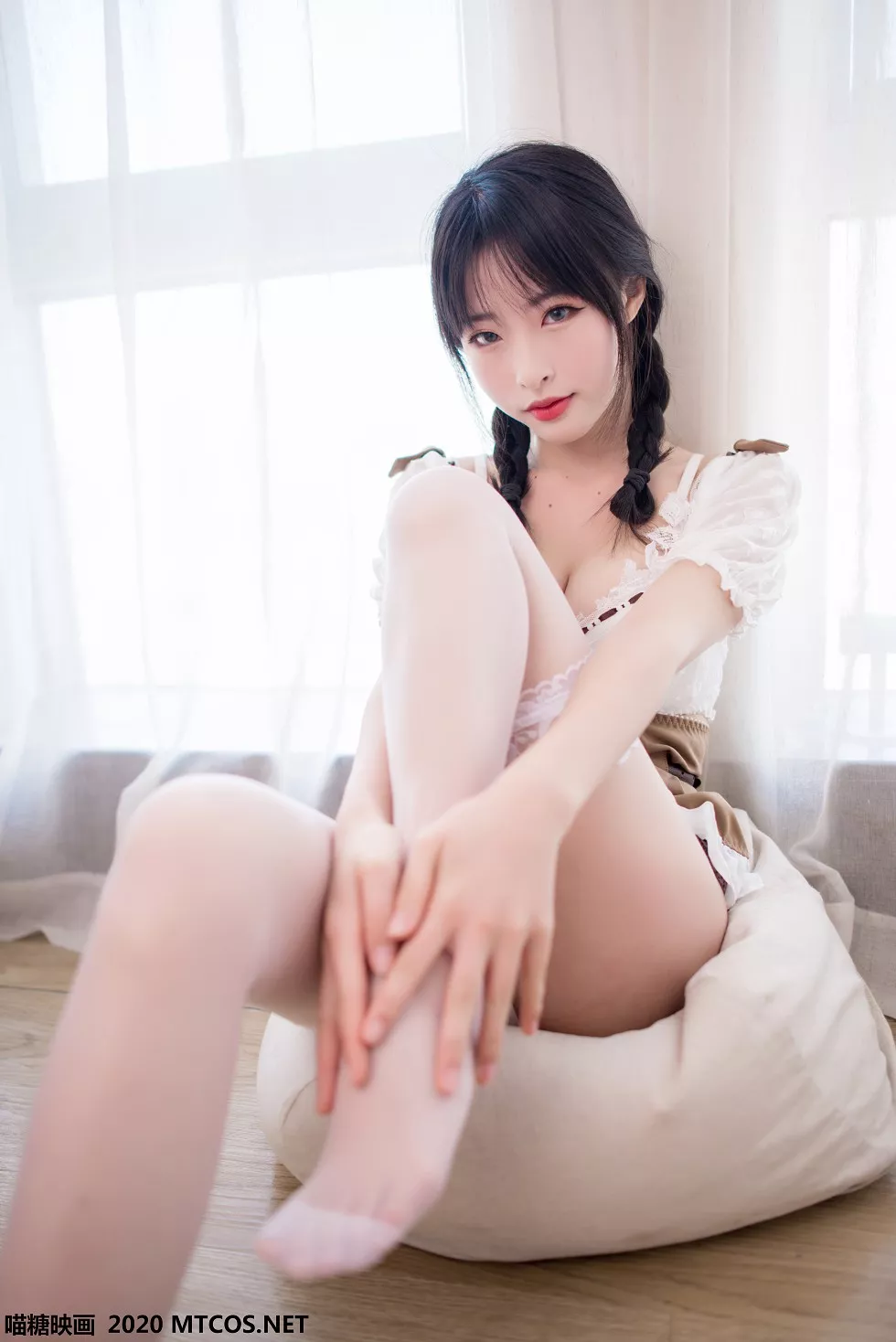 Xgyw.Org_[喵糖映画]Vol.130_楚楚动人女友性感内衣配白色蕾丝袜秀完美身材诱惑写真53P