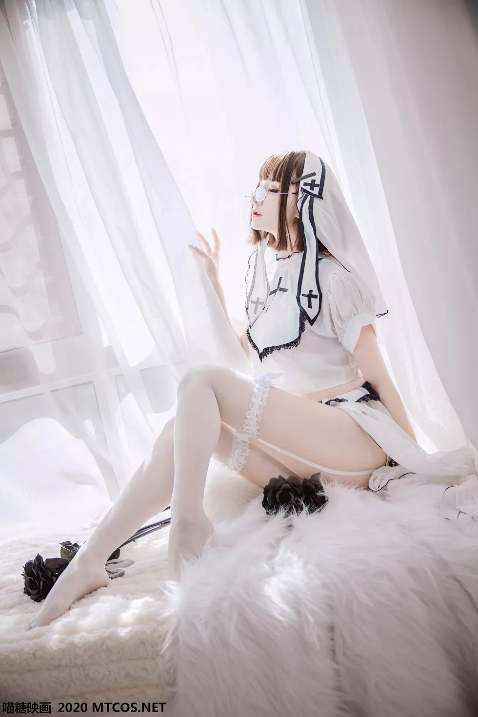 Xgyw.Org_[喵糖映画]Vol.131_眼镜美少女私房白色修女服饰配吊带白丝袜秀完美身材性感写真40P
