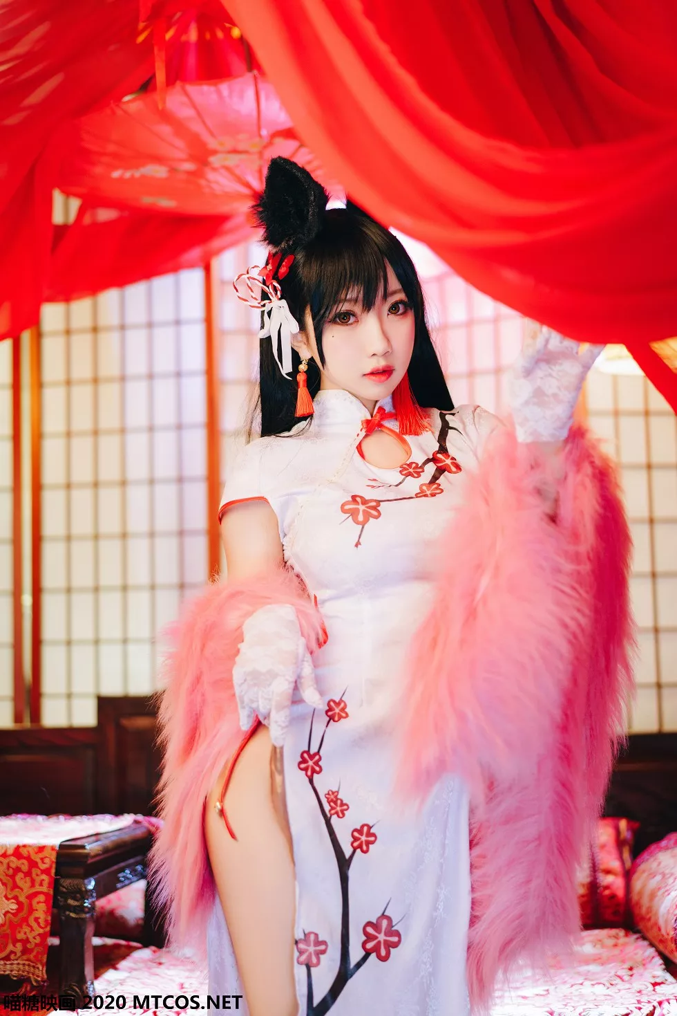 Xgyw.Org_[喵糖映画]HML.001_粉色绒毛外套妹子私房性感白色高叉旗袍秀翘臀美腿写真24P