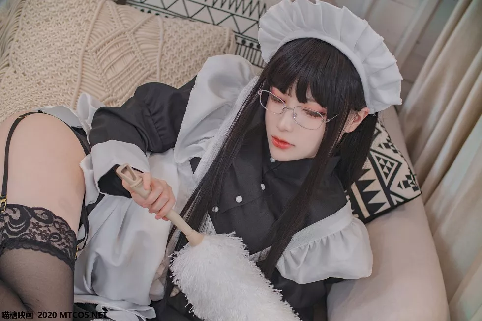 Xgyw.Org_[喵糖映画]Vol.120_眼镜美少女私房黑色女仆装配吊带黑丝袜性感红唇迷人写真36P