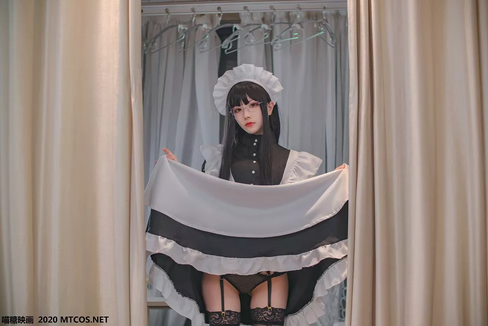 Xgyw.Org_[喵糖映画]Vol.120_眼镜美少女私房黑色女仆装配吊带黑丝袜性感红唇迷人写真36P