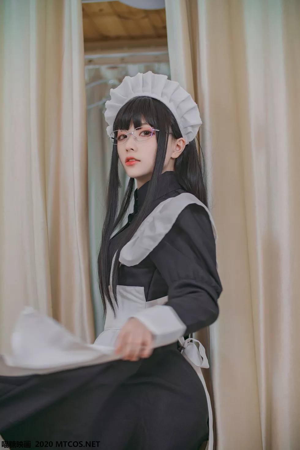 Xgyw.Org_[喵糖映画]Vol.120_眼镜美少女私房黑色女仆装配吊带黑丝袜性感红唇迷人写真36P