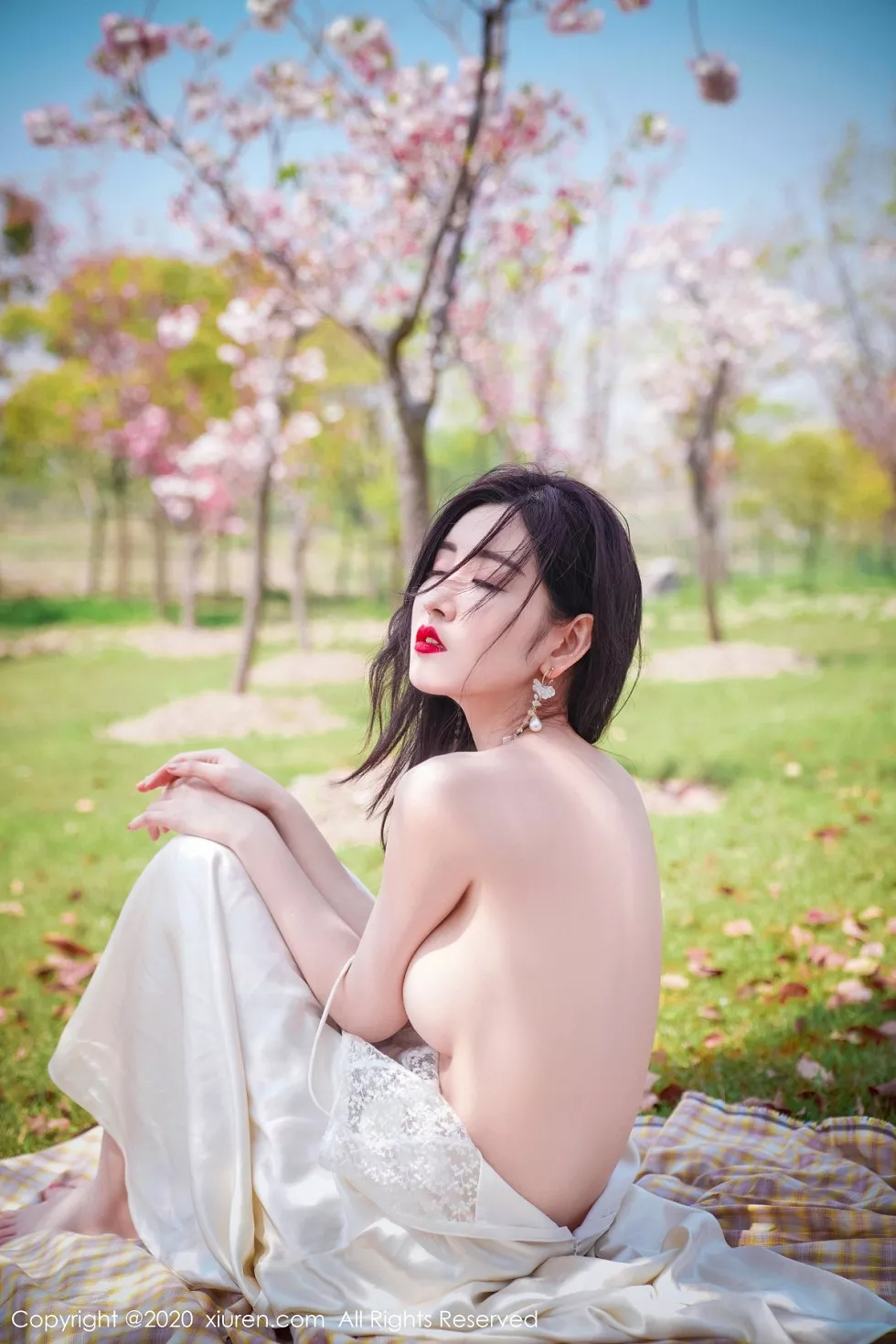 Xgyw.Org_XiuRen第2297期_嫩模沈梦瑶外景吊裙主题草地上半脱裙子真空露火辣身材诱惑写真55P