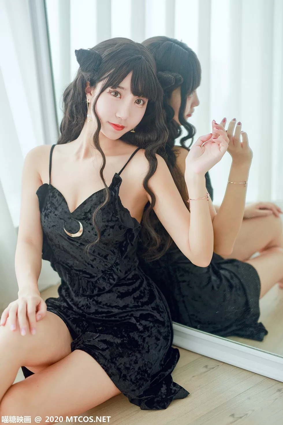 Xgyw.Org_[喵糖映画]Vol.160_小恶魔美女私房黑色低胸吊带裙秀白嫩肌肤靓丽迷人写真31P