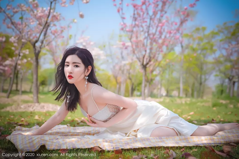 Xgyw.Org_XiuRen第2297期_嫩模沈梦瑶外景吊裙主题草地上半脱裙子真空露火辣身材诱惑写真55P