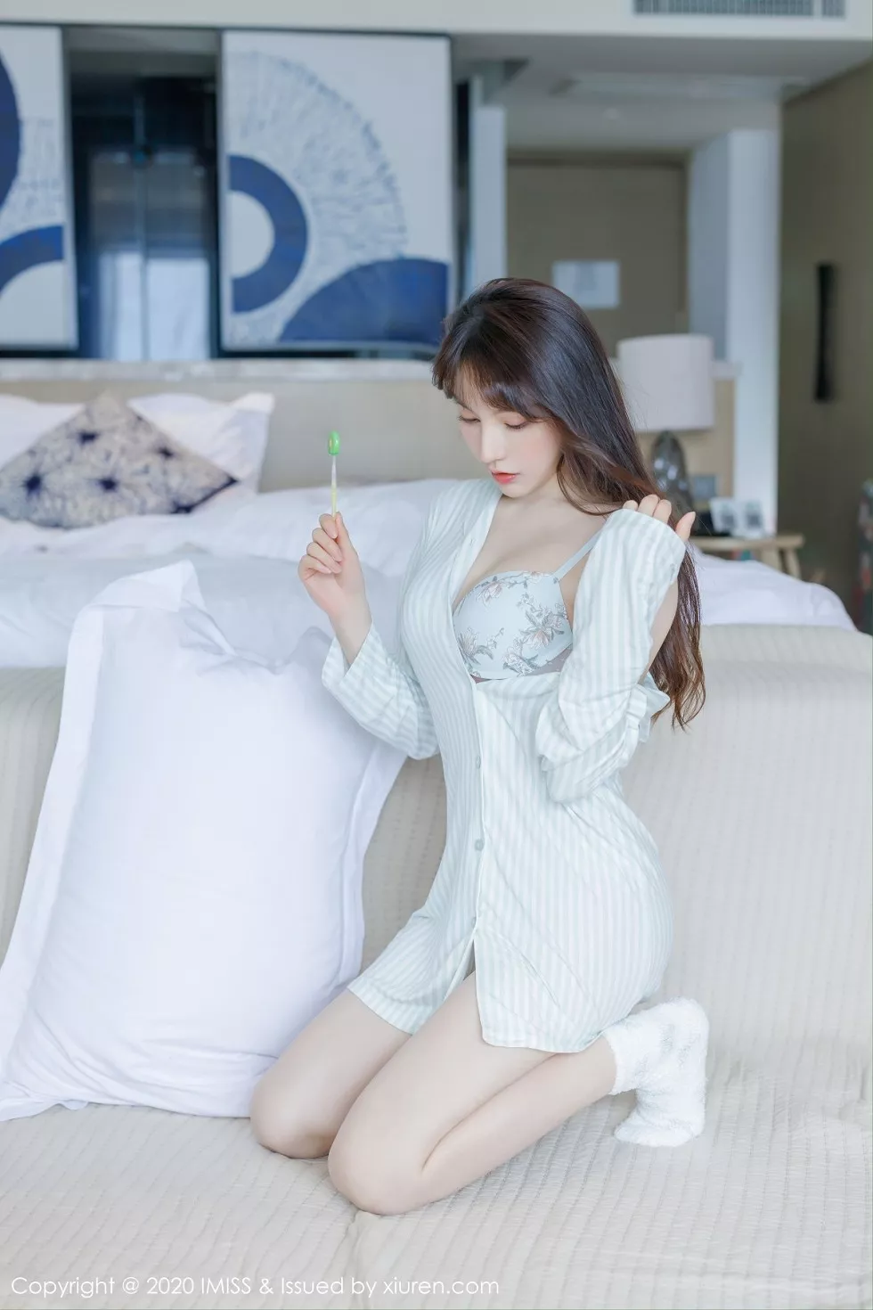 Xgyw.Org_[IMISS爱蜜社]Vol.481_女神Lynn刘奕宁私房床上性感衬衣半脱秀完美身材诱惑写真24P