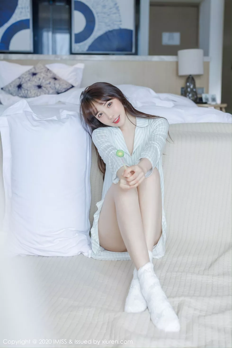 Xgyw.Org_[IMISS爱蜜社]Vol.481_女神Lynn刘奕宁私房床上性感衬衣半脱秀完美身材诱惑写真24P