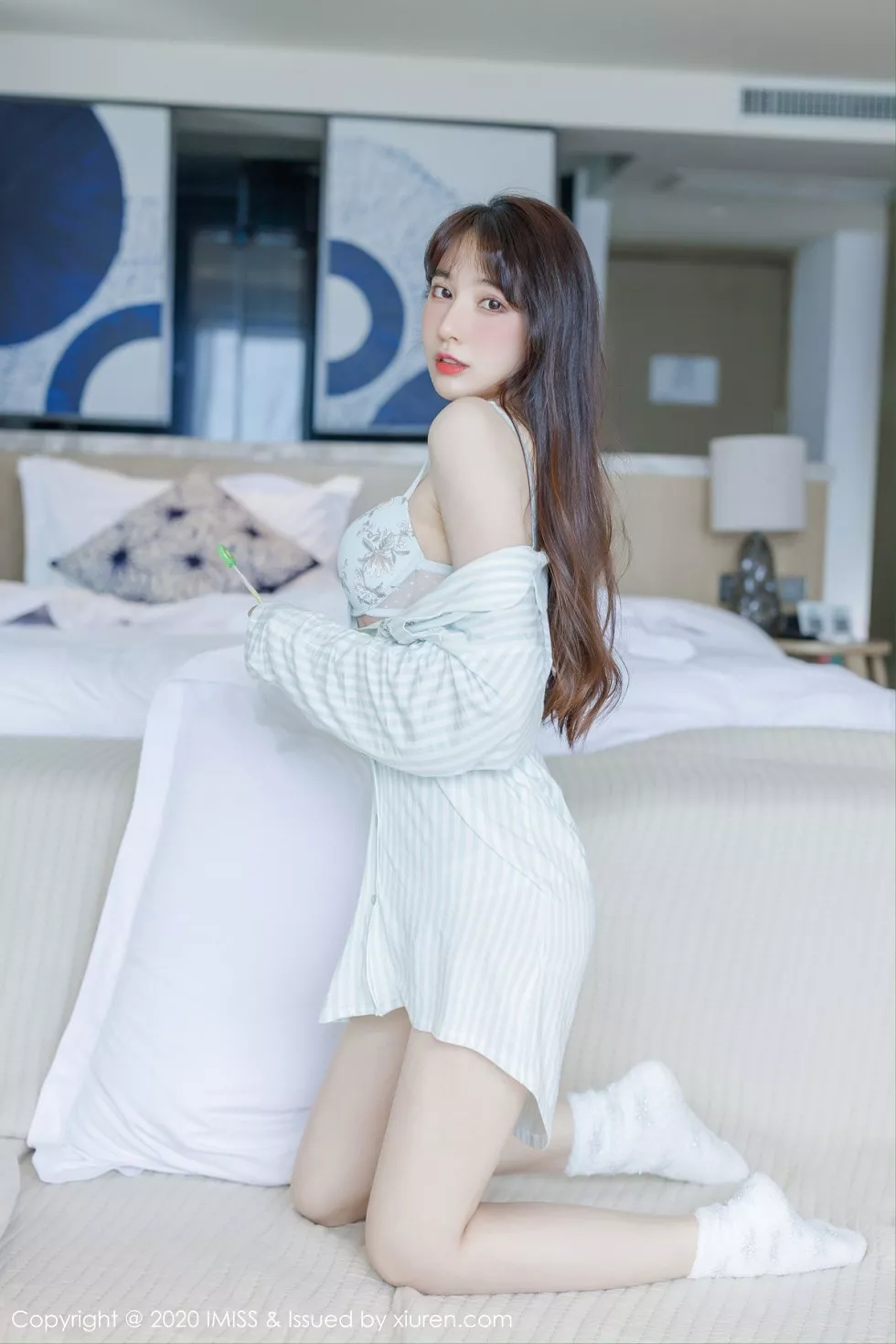 Xgyw.Org_[IMISS爱蜜社]Vol.481_女神Lynn刘奕宁私房床上性感衬衣半脱秀完美身材诱惑写真24P