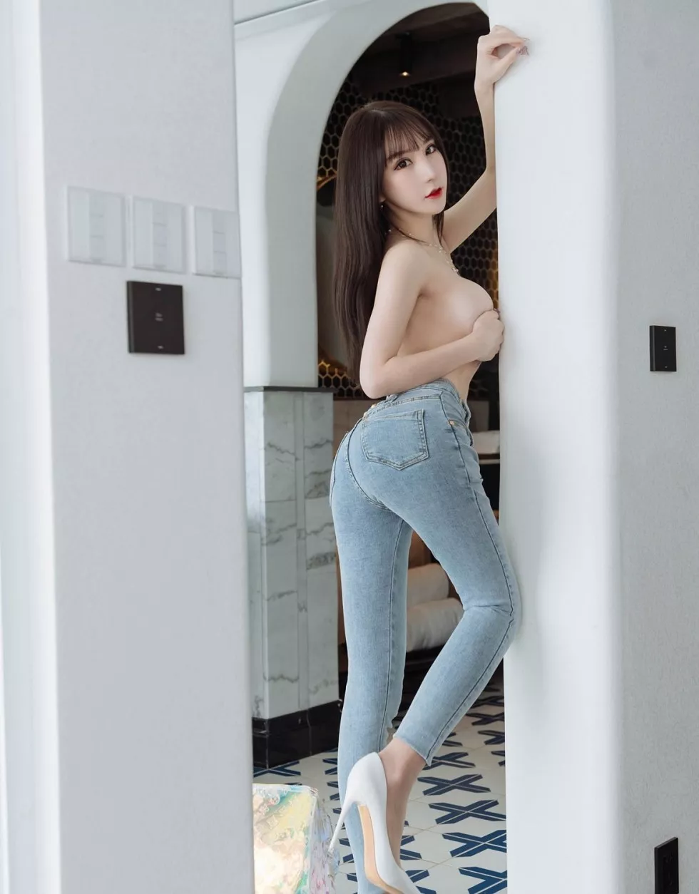 Xgyw.Org_[HuaYang花漾]Vol.246_女神周于希Sandy云南旅拍私房无内肉丝裤袜秀翘臀惹火诱惑写真70P