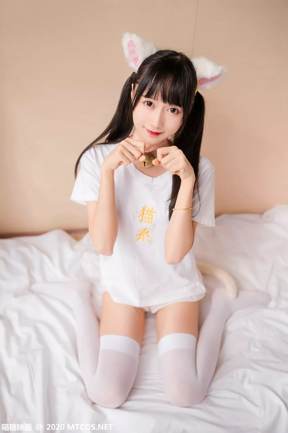Xgyw.Org_[喵糖映画]Vol.178_白色短袖衫猫系少女私房床上白丝袜秀美腿性感迷人写真51P