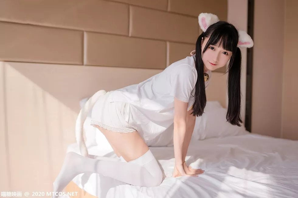 Xgyw.Org_[喵糖映画]Vol.178_白色短袖衫猫系少女私房床上白丝袜秀美腿性感迷人写真51P