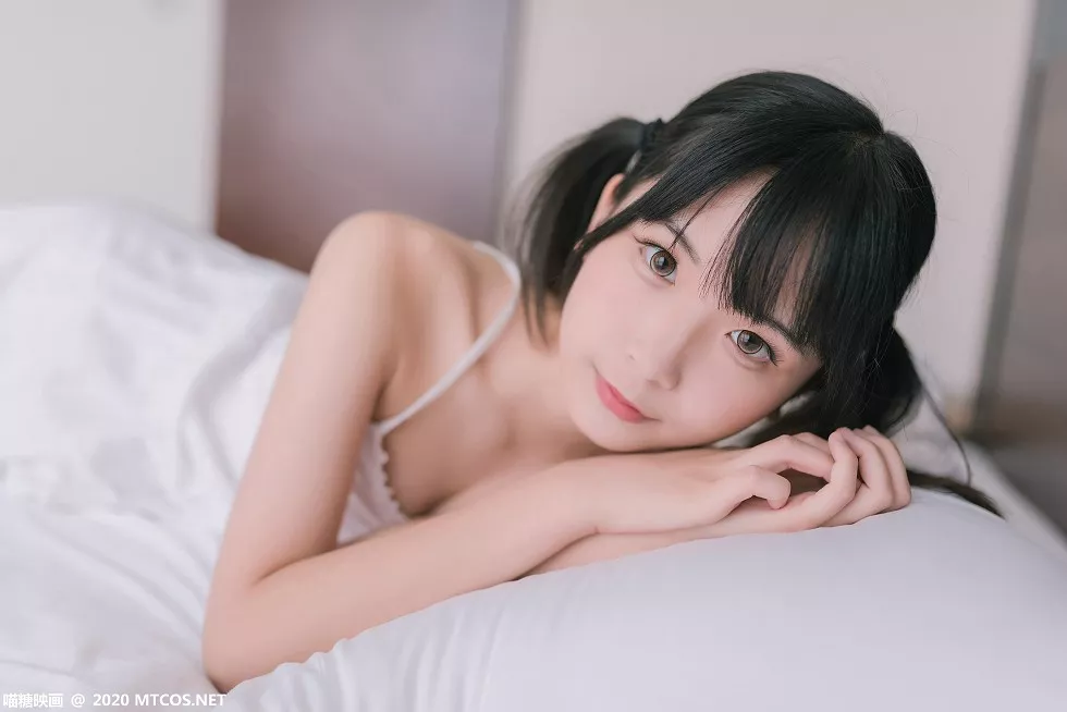 Xgyw.Org_[喵糖映画]Vol.177_白色吊带裙美少女居家沙发上秀白嫩美腿靓丽迷人写真47P