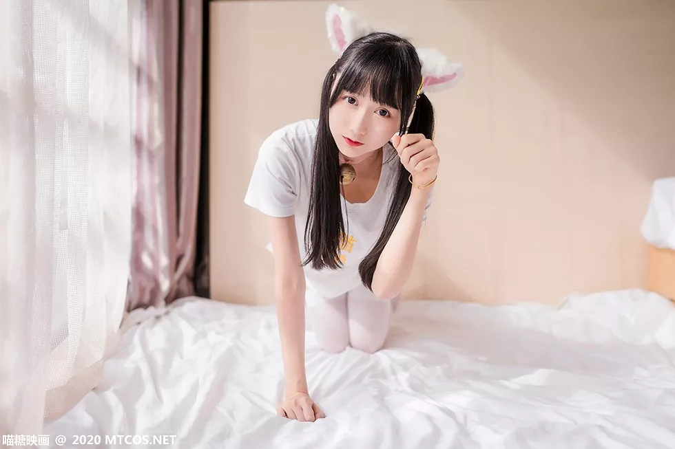 Xgyw.Org_[喵糖映画]Vol.178_白色短袖衫猫系少女私房床上白丝袜秀美腿性感迷人写真51P