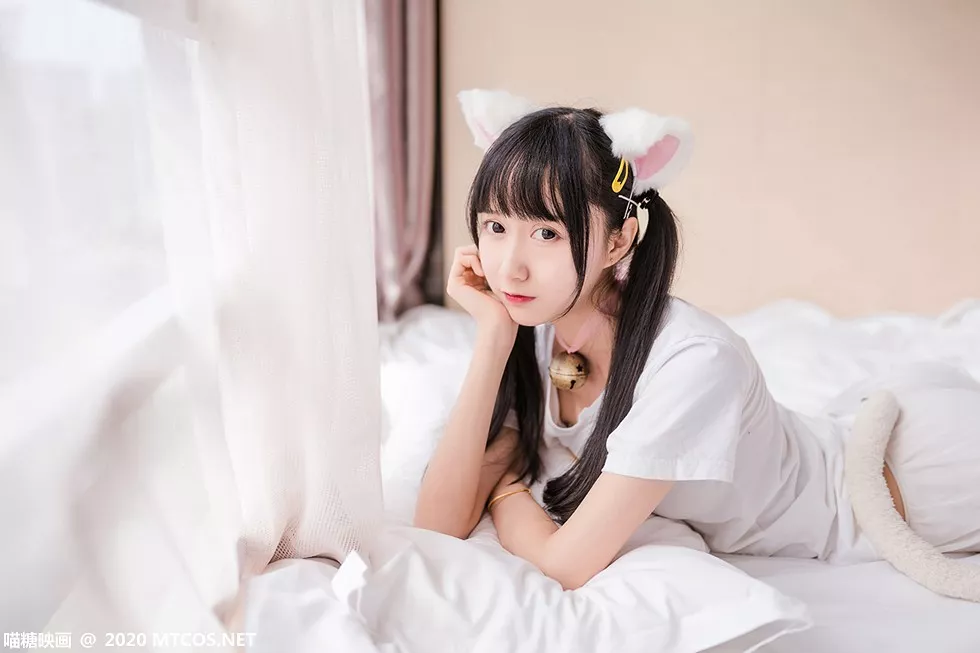 Xgyw.Org_[喵糖映画]Vol.178_白色短袖衫猫系少女私房床上白丝袜秀美腿性感迷人写真51P