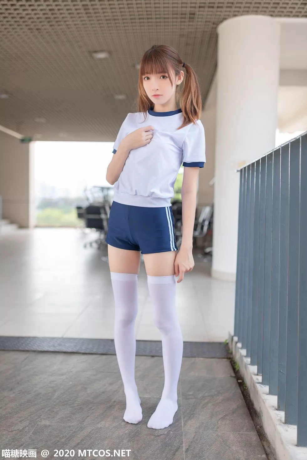 Xgyw.Org_[喵糖映画]Vol.182_白色体操服妹子校园户外性感白丝袜秀美腿迷人写真50P