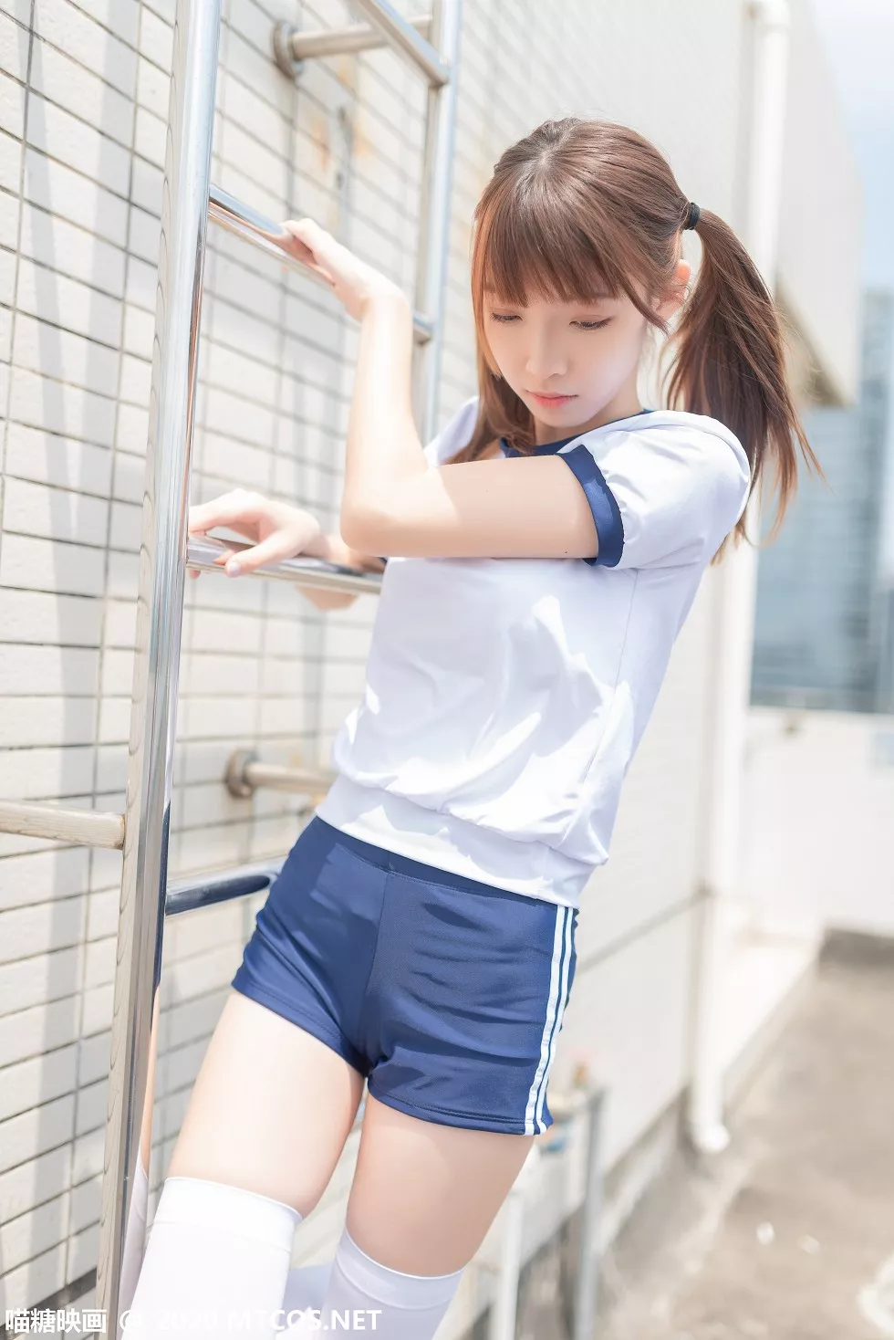 Xgyw.Org_[喵糖映画]Vol.182_白色体操服妹子校园户外性感白丝袜秀美腿迷人写真50P