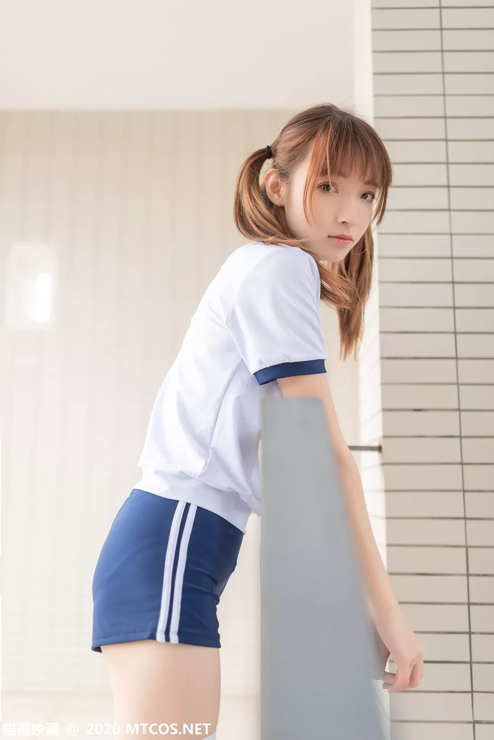 Xgyw.Org_[喵糖映画]Vol.182_白色体操服妹子校园户外性感白丝袜秀美腿迷人写真50P