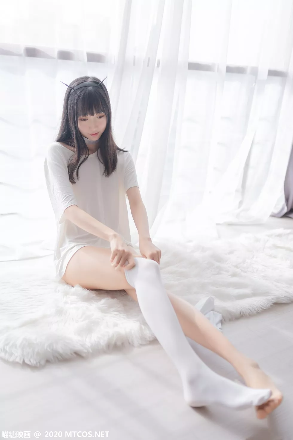 Xgyw.Org_[喵糖映画]Vol.170_白色短T美女居家私房性感白色内裤配白丝袜撩人诱惑写真76P