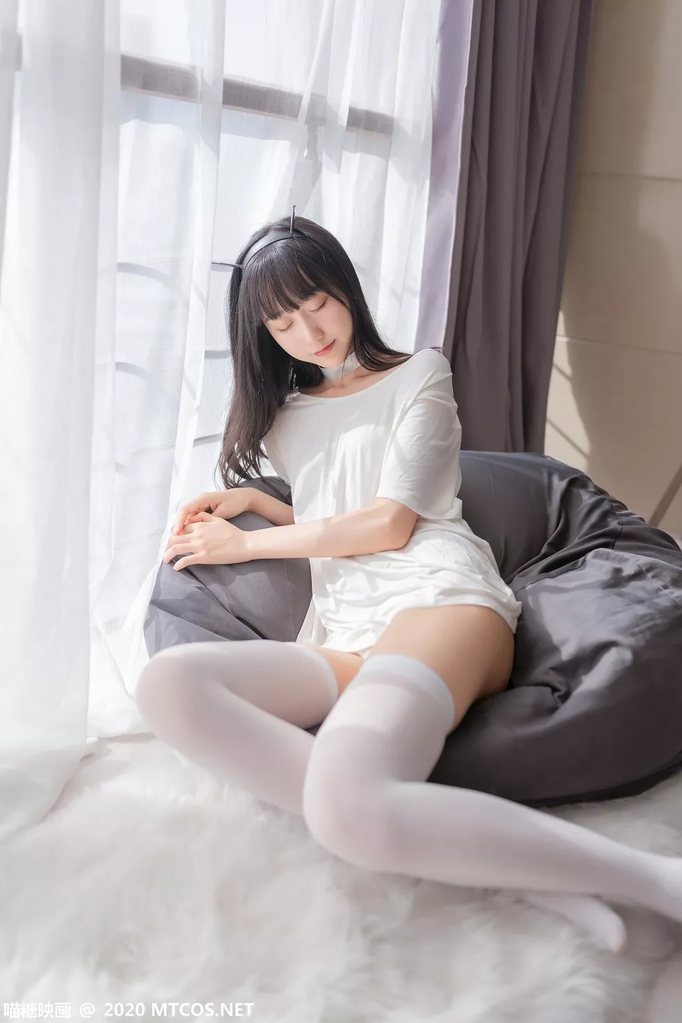Xgyw.Org_[喵糖映画]Vol.170_白色短T美女居家私房性感白色内裤配白丝袜撩人诱惑写真76P
