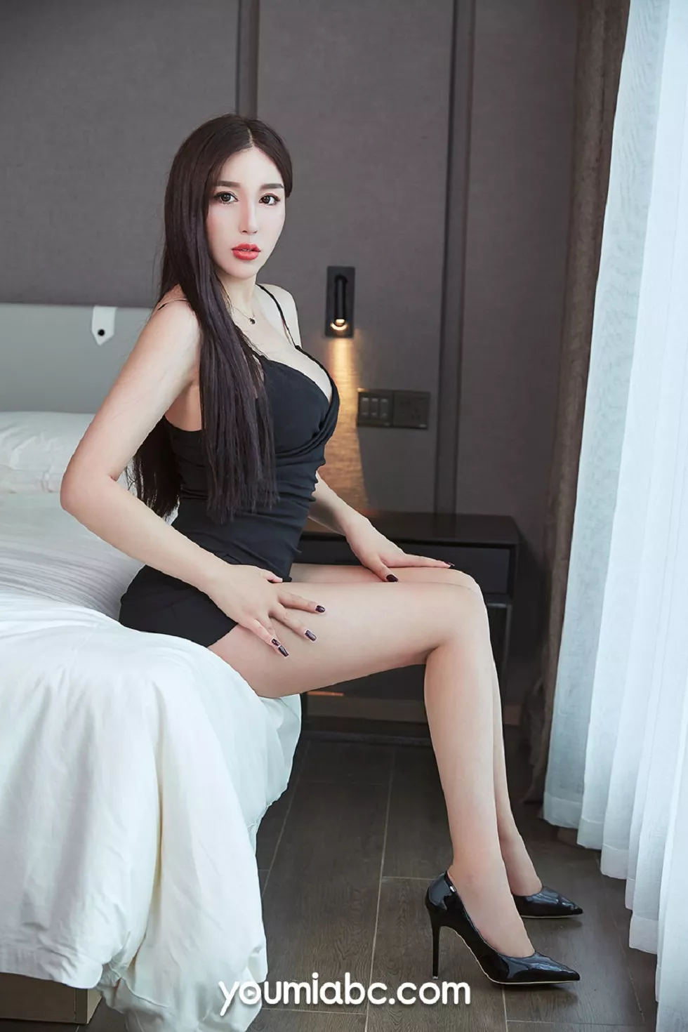 Xgyw.Org_[YouMi尤蜜]Vol.243_嫩模李师师私房性感内衣配丁字裤半脱露豪乳翘臀诱惑写真49P
