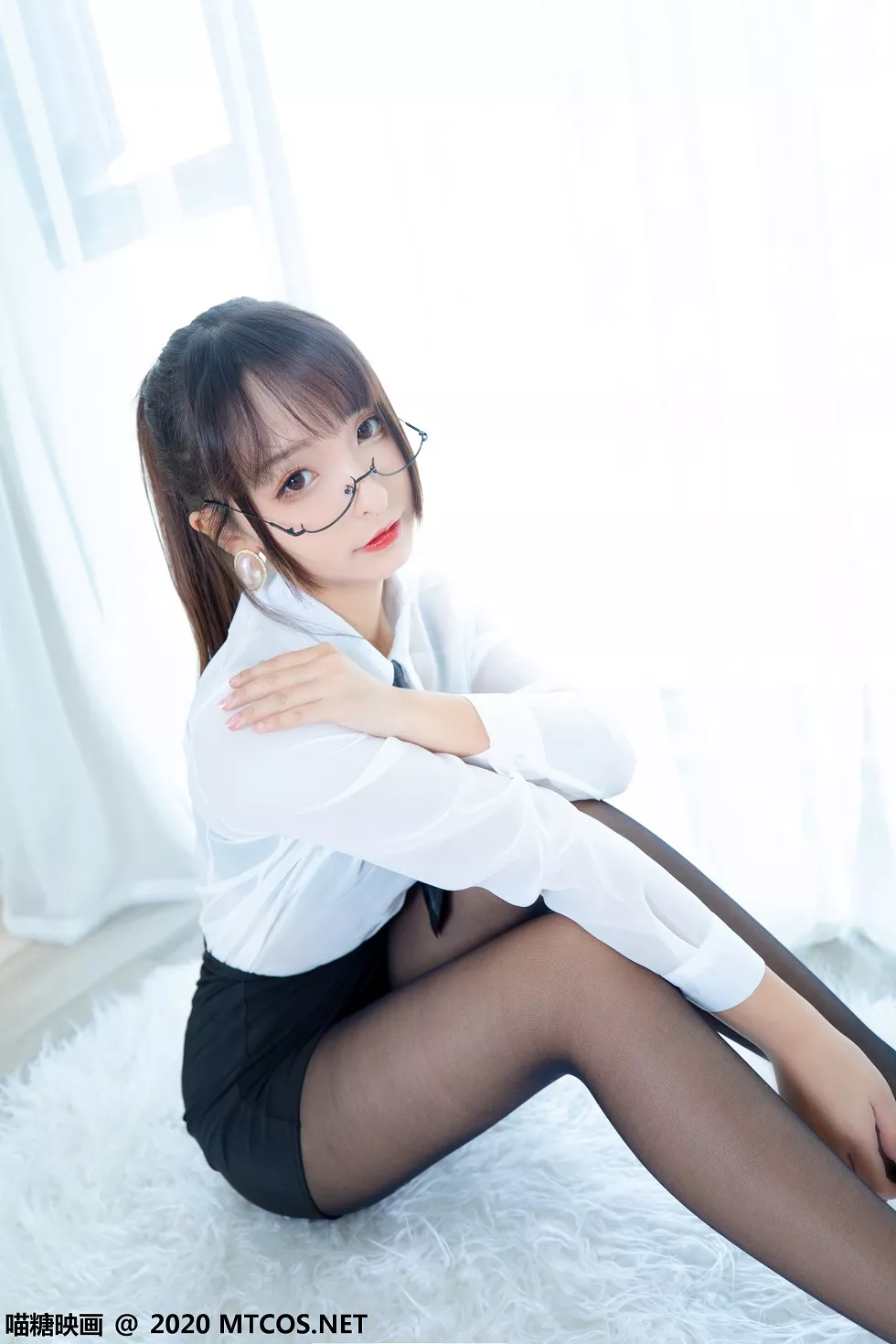 Xgyw.Org_[喵糖映画]Vol.202_OL制服美女私房白衬衣配黑短裙黑丝裤袜秀翘臀美腿诱惑写真70P