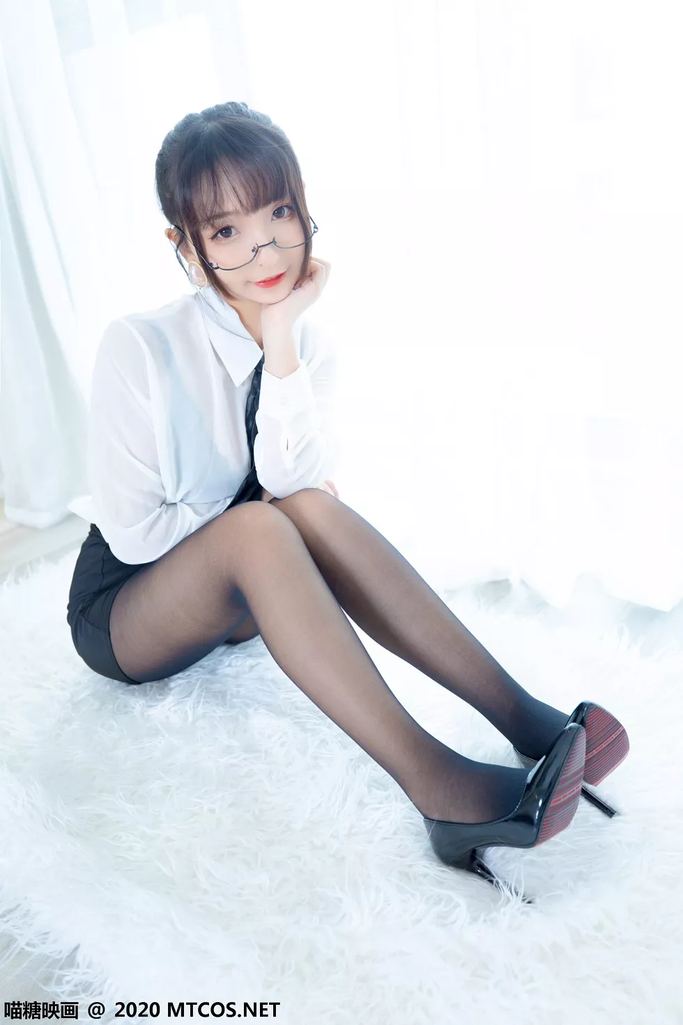 Xgyw.Org_[喵糖映画]Vol.202_OL制服美女私房白衬衣配黑短裙黑丝裤袜秀翘臀美腿诱惑写真70P