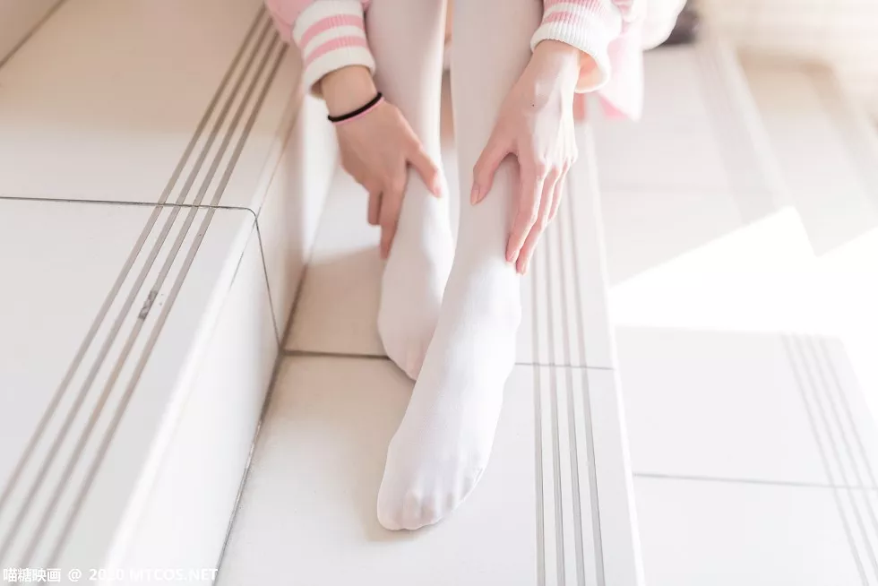 Xgyw.Org_[喵糖映画]Vol.220_粉色外套美女私房粉色短裙配白丝袜秀性感身材迷人写真48P