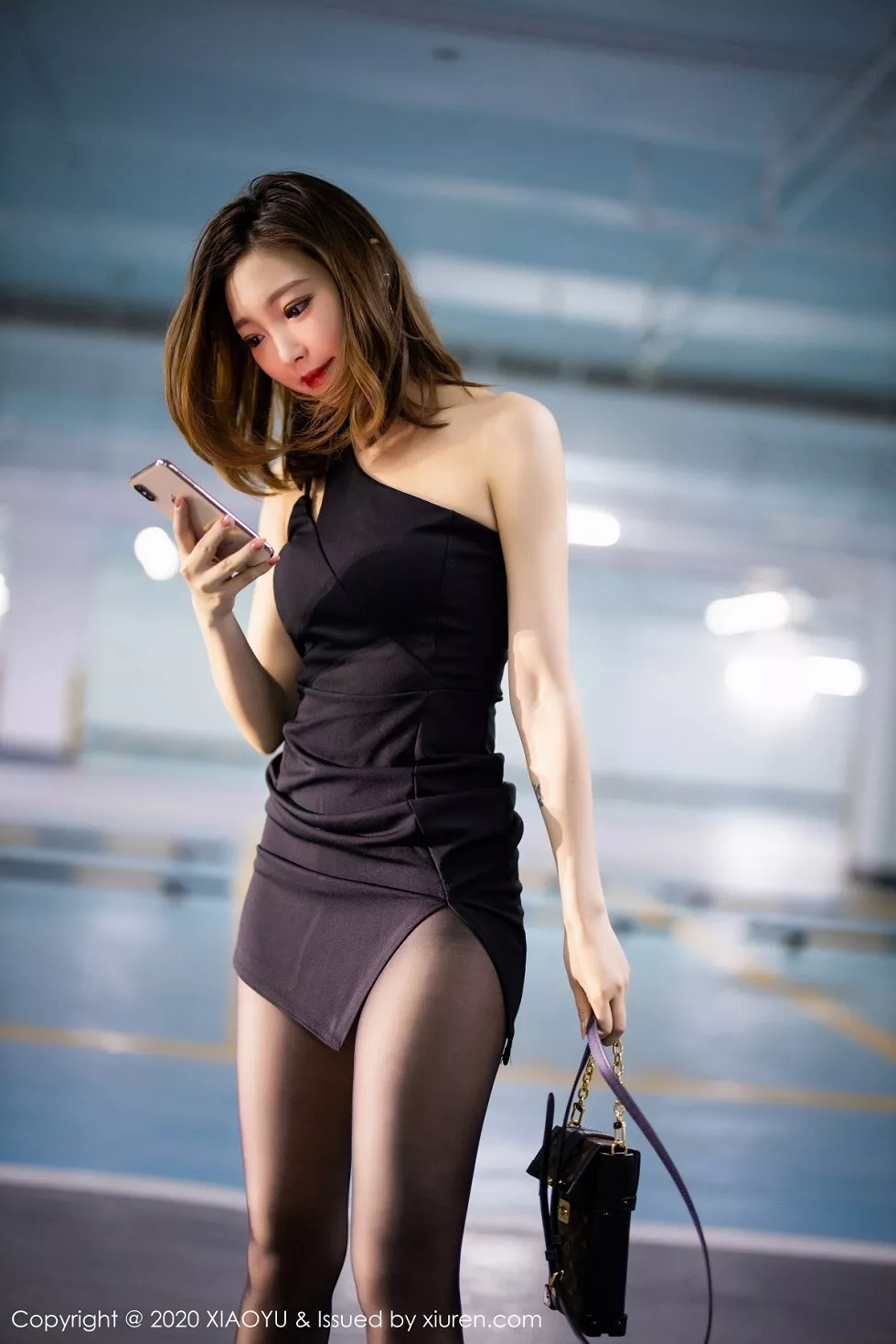 Xgyw.Org_[XiaoYu画语界]Vol.356_女神冯木木LRIS绚丽光影时尚车拍主题无内黑丝裤袜诱惑写真110P