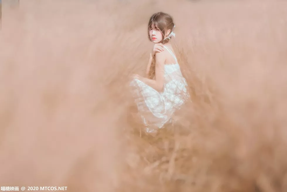 Xgyw.Org_[喵糖映画]Vol.224_晚秋原野白色长裙美女户外半脱露完美身材白嫩肌肤性感写真39P