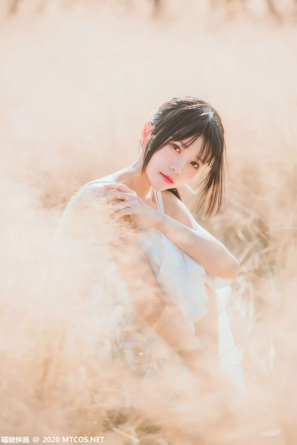 Xgyw.Org_[喵糖映画]Vol.224_晚秋原野白色长裙美女户外半脱露完美身材白嫩肌肤性感写真39P