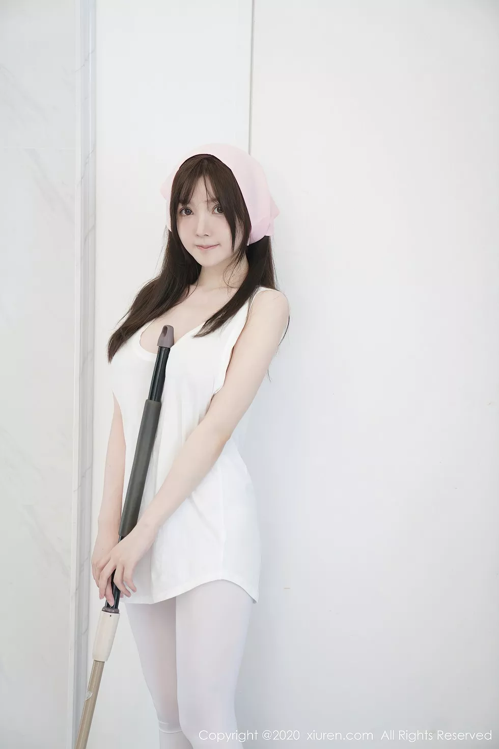 Xgyw.Org_XiuRen第2557期_女神糯美子Mini性感家政女仆主题超薄无内白丝裤袜极致诱惑写真106P