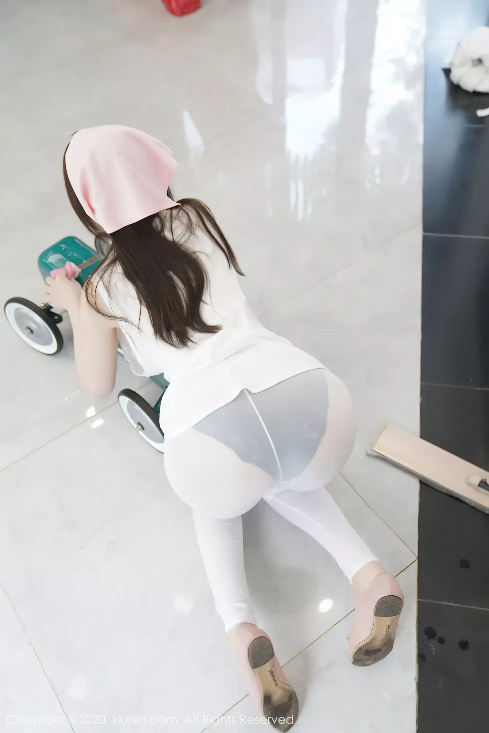 Xgyw.Org_XiuRen第2557期_女神糯美子Mini性感家政女仆主题超薄无内白丝裤袜极致诱惑写真106P