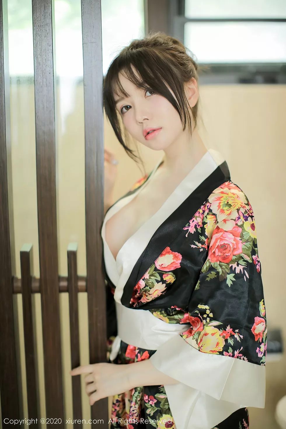 Xgyw.Org_XiuRen第2581期_女神糯美子Mini三亚旅拍色彩艳丽和服真空半露豪乳撩人诱惑写真43P