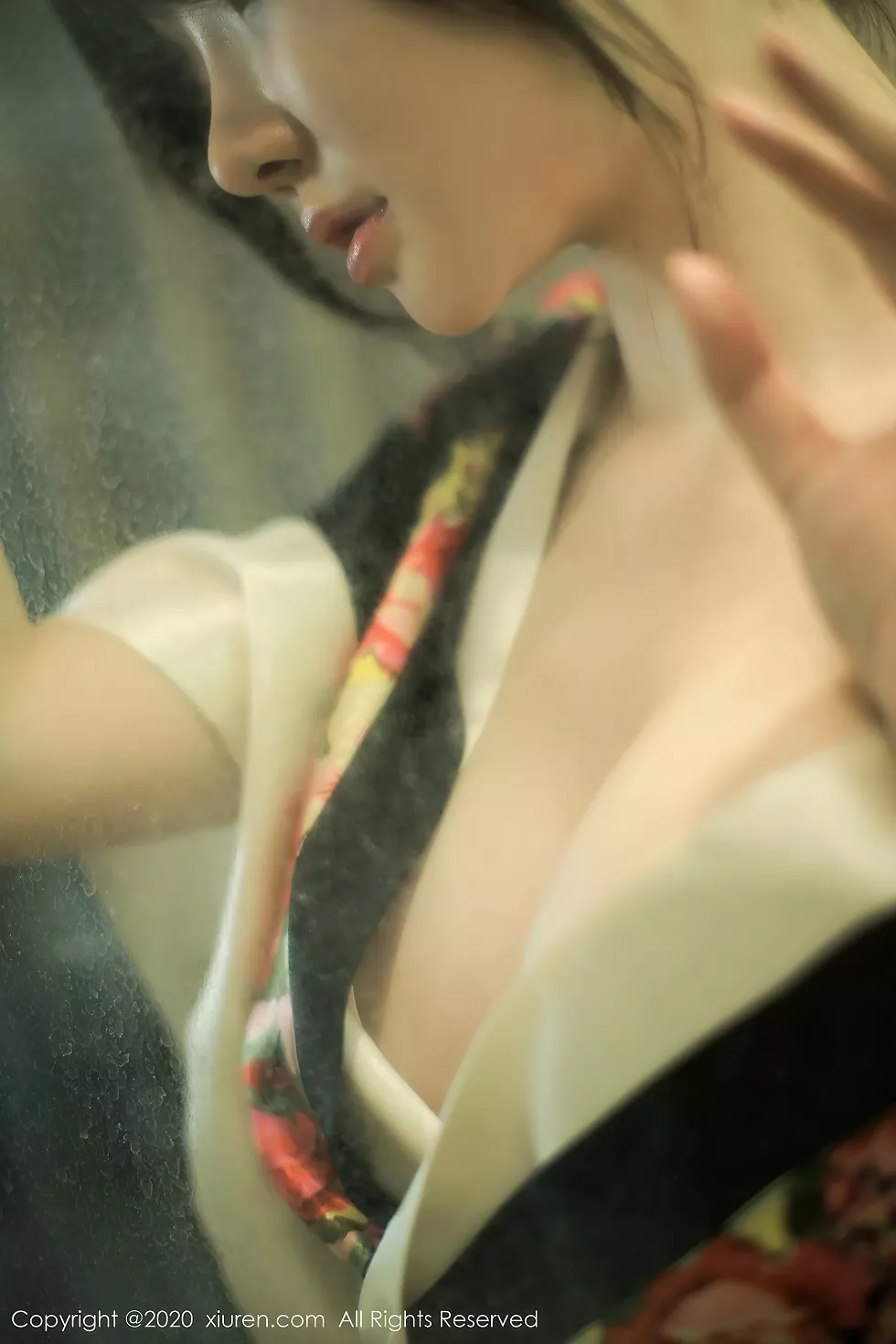 Xgyw.Org_XiuRen第2581期_女神糯美子Mini三亚旅拍色彩艳丽和服真空半露豪乳撩人诱惑写真43P
