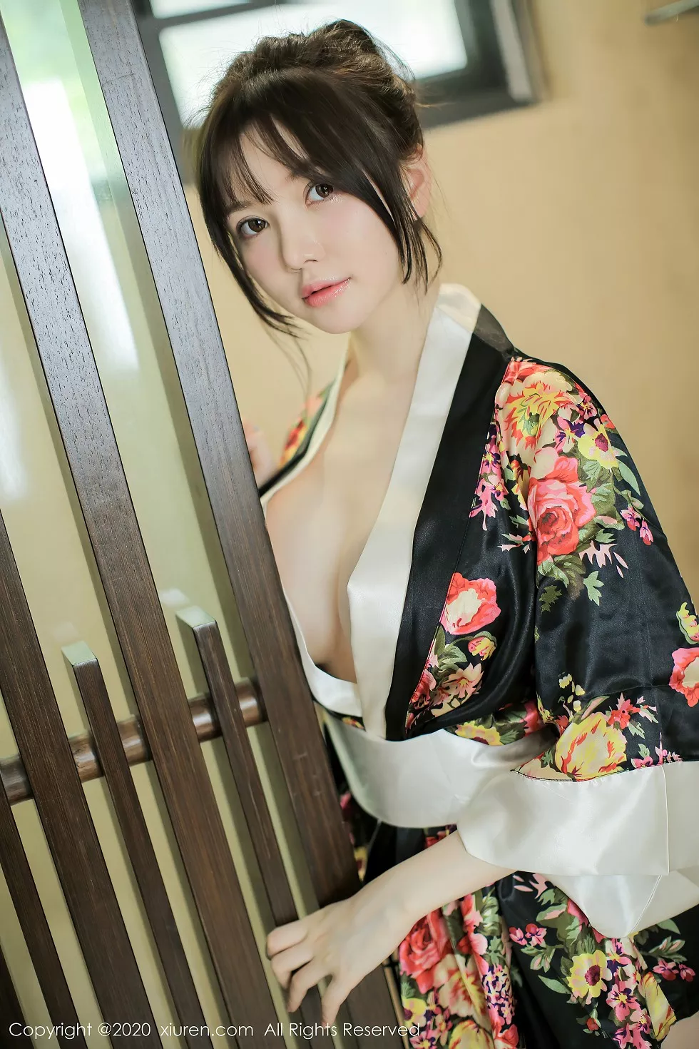 Xgyw.Org_XiuRen第2581期_女神糯美子Mini三亚旅拍色彩艳丽和服真空半露豪乳撩人诱惑写真43P