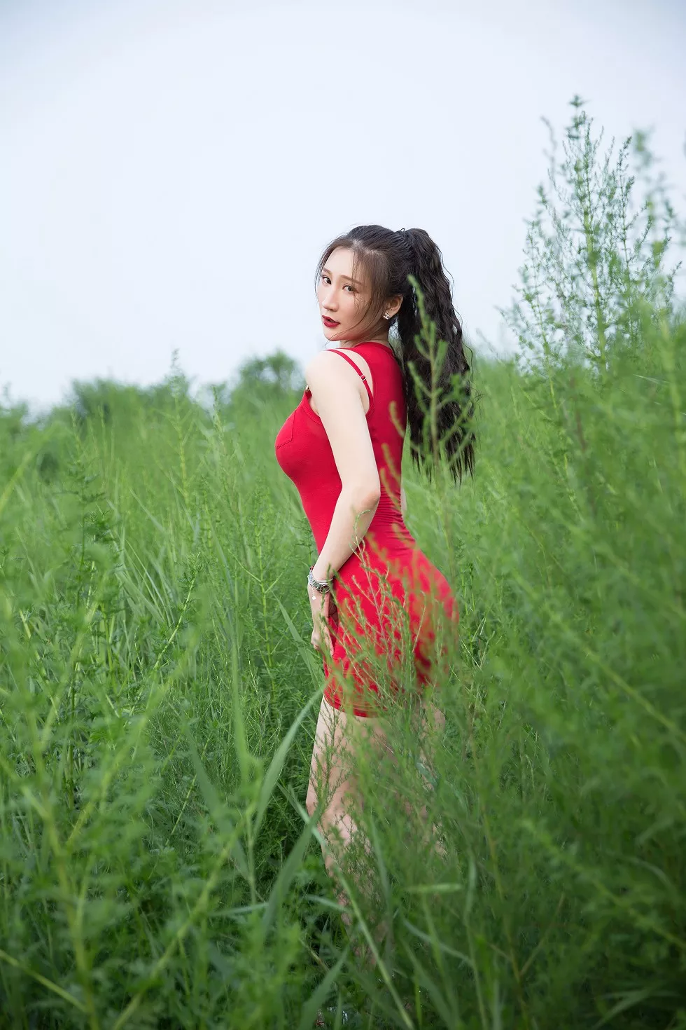 Xgyw.Org_[Toutiao头条女神]No.856_嫩模玄子荒野废弃火车上性感红色连身裙秀惹火身材诱惑写真50P