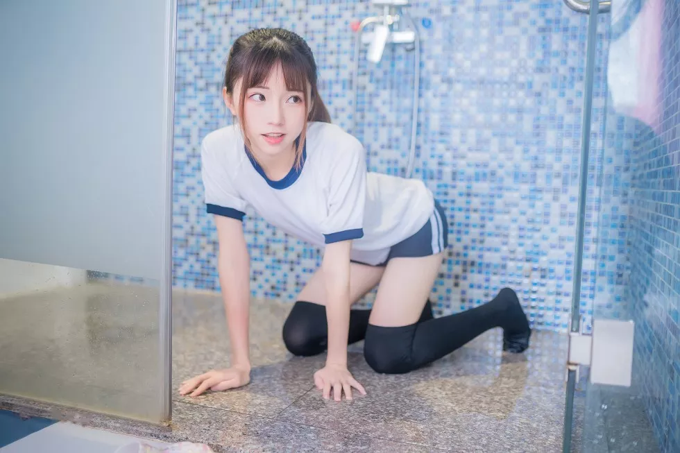 Xgyw.Org_[喵糖映画]Vol.259_性感美少女浴室白色体操服配黑丝袜秀美腿湿身撩人诱惑写真45P