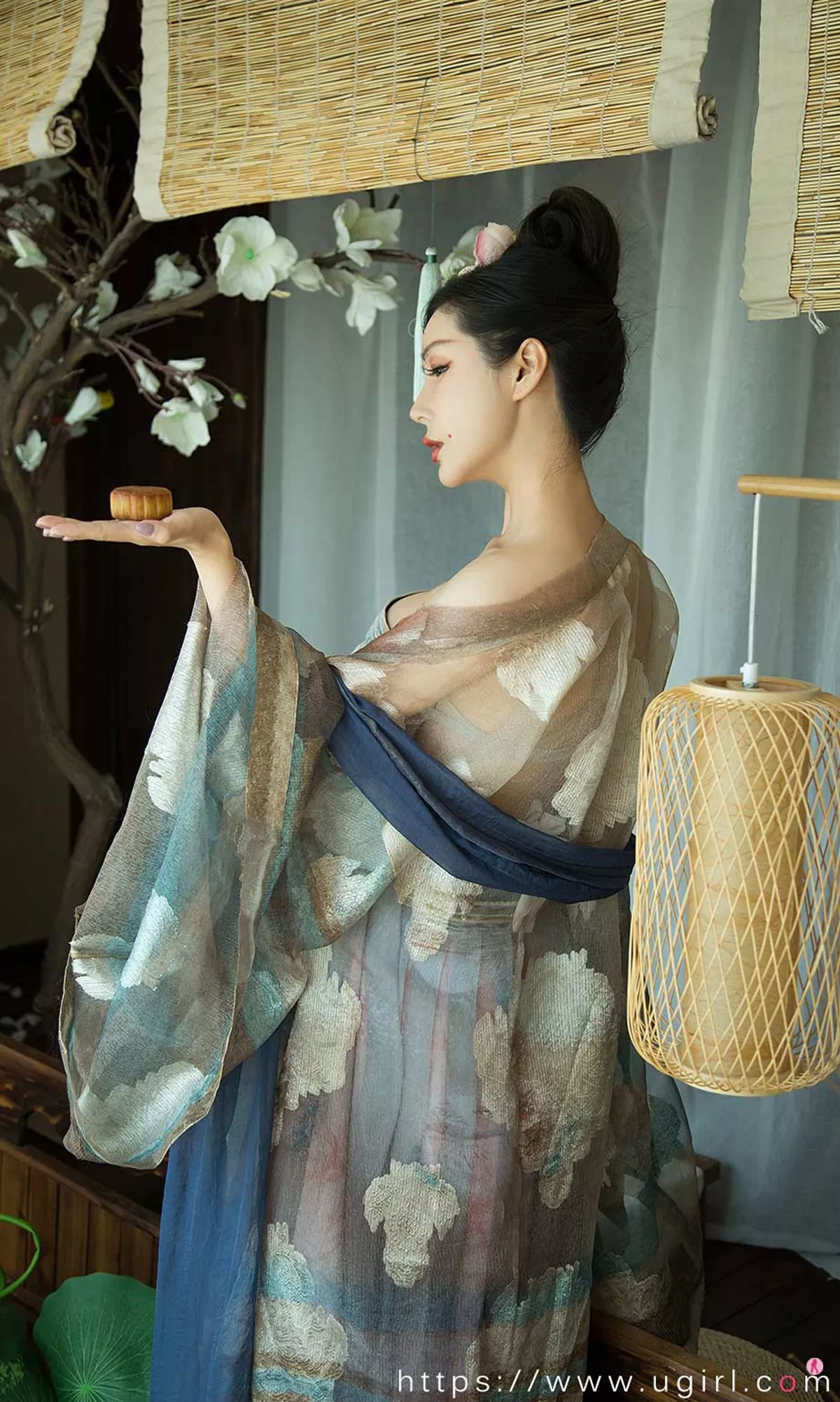 Xgyw.Org_[Ugirls爱尤物]No.1924_嫩模田冰冰满月情人主题私房古韵连身裙秀完美身材诱惑写真35P