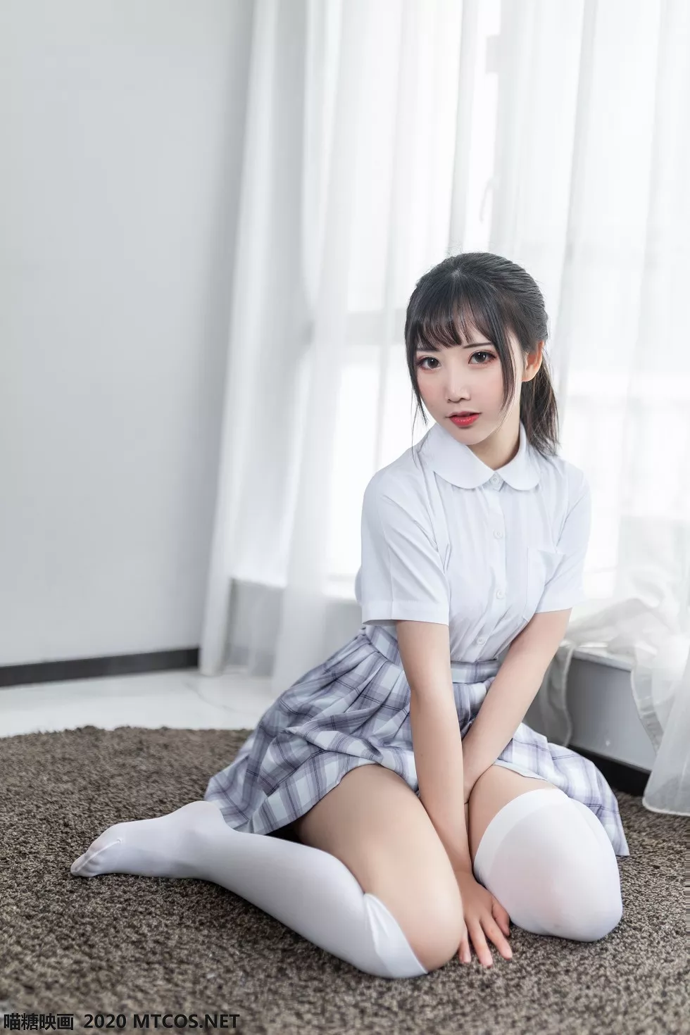 Xgyw.Org_[喵糖映画]JKL.001_制服少女私房白色衬衣配格子裙白丝腿袜半撩露翘臀诱惑写真35P