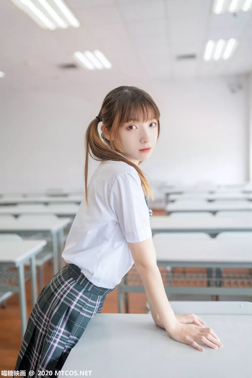 Xgyw.Org_[喵糖映画]JKL.008_夏季JK制服美女教室里性感白衬衣配格子裙秀白丝裤袜诱惑写真49P